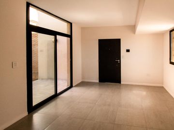 En venta monoambiente con patio y cochera zona Río