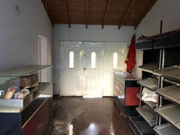 Casa - APTA CREDITO -Llavallol con departamento - Vende - Gabriel Suarez - Luzuriaga 183 - cochera 3 autos