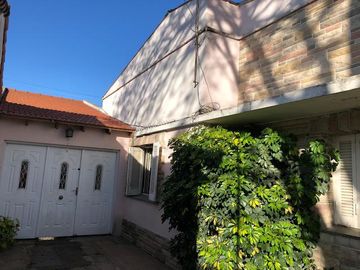 Casa - APTA CREDITO -Llavallol con departamento - Vende - Gabriel Suarez - Luzuriaga 183 - cochera 3 autos