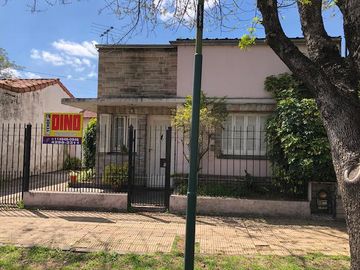 Casa - APTA CREDITO -Llavallol con departamento - Vende - Gabriel Suarez - Luzuriaga 183 - cochera 3 autos