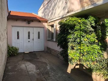 Casa - APTA CREDITO -Llavallol con departamento - Vende - Gabriel Suarez - Luzuriaga 183 - cochera 3 autos