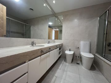 Exclusivo alquiler de 2 ambientes sin muebles en el destacado Madero Center Puerto Madero
