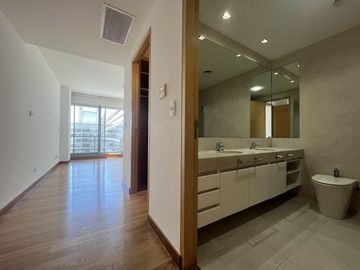 Exclusivo alquiler de 2 ambientes sin muebles en el destacado Madero Center Puerto Madero