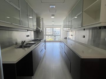 Exclusivo alquiler de 2 ambientes sin muebles en el destacado Madero Center Puerto Madero