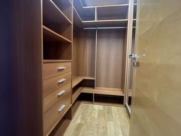 Exclusivo alquiler de 2 ambientes sin muebles en el destacado Madero Center Puerto Madero