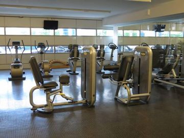 Exclusivo alquiler de 2 ambientes sin muebles en el destacado Madero Center Puerto Madero