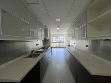 Exclusivo alquiler de 2 ambientes sin muebles en el destacado Madero Center Puerto Madero