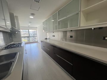 Exclusivo alquiler de 2 ambientes sin muebles en el destacado Madero Center Puerto Madero