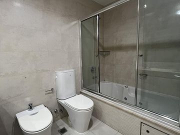 Exclusivo alquiler de 2 ambientes sin muebles en el destacado Madero Center Puerto Madero