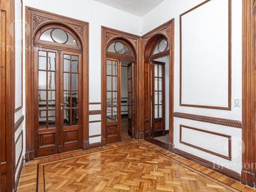 Oficina en  Edificio Francés - Barrio Norte  Córdoba 1800