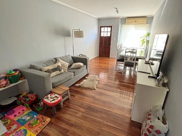 Duplex 4 ambientes con piscina. Olivos