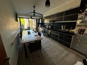 Duplex 4 ambientes con piscina. Olivos