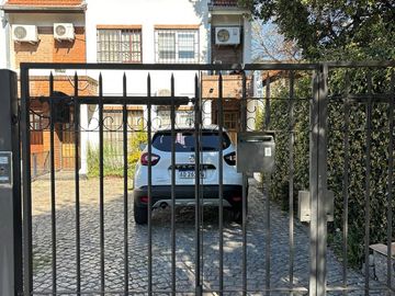 Duplex 4 ambientes con piscina. Olivos