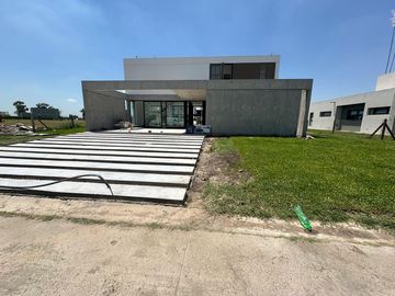 Casa 5 ambientes • Lagos de canning