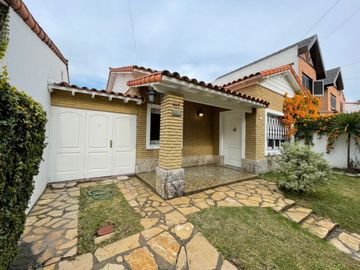 VENTA DE CASA 4 AMBIENTES - CASTELAR SUR