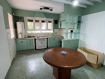 VENTA DE CASA 4 AMBIENTES - CASTELAR SUR