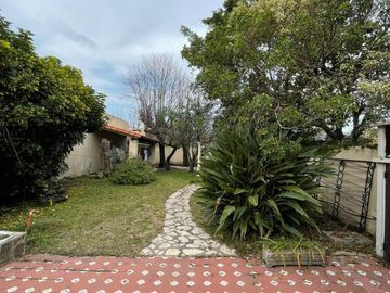 VENTA DE CASA 4 AMBIENTES - CASTELAR SUR