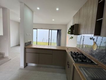 CASA EN VENTA  EN PARAISO RESIDENCIAL , BOSQUES STA ANITA