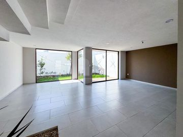 Casa en venta en Metepec a un costado del Parque Bicentenario con diseño moderno