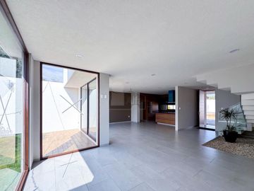 Casa en venta en Metepec a un costado del Parque Bicentenario con diseño moderno