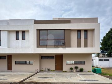 Casa en venta en Metepec a un costado del Parque Bicentenario con diseño moderno