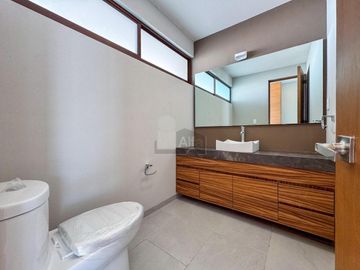 Casa en venta en Metepec a un costado del Parque Bicentenario con diseño moderno