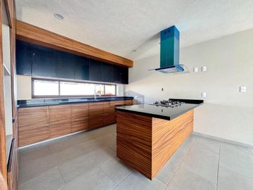 Casa en venta en Metepec a un costado del Parque Bicentenario con diseño moderno