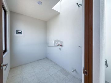 Casa en venta en Metepec a un costado del Parque Bicentenario con diseño moderno