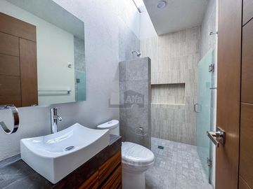 Casa en venta en Metepec a un costado del Parque Bicentenario con diseño moderno