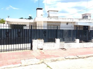 En Venta Casa 2 dormitorios   depto 1 dormitorio - Oportunidad - Inversión - La Falda - Córdoba