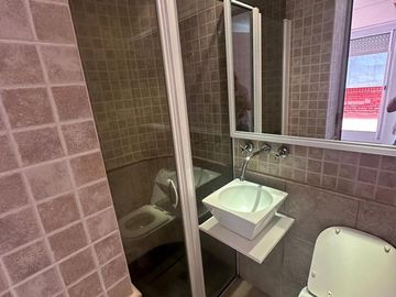 En venta tres ambientes a la calle con balcón y cochera, Guemes Mar del Plata