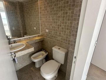En venta tres ambientes a la calle con balcón y cochera, Guemes Mar del Plata