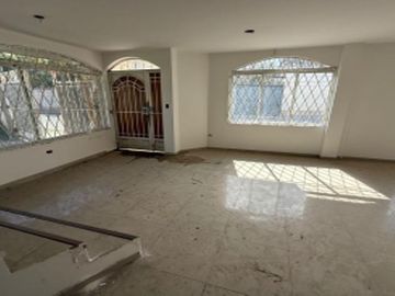 DE VENTA HERMOSA CASA, IMBABURA, CIUDAD ATUNTAQUI.