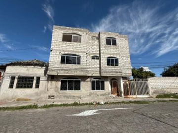 DE VENTA HERMOSA CASA, IMBABURA, CIUDAD ATUNTAQUI.