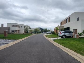 Venta Lote a La Laguna con gran espejo de agua en el Barrio Santa Ana-Villanueva