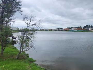 Venta Lote a La Laguna con gran espejo de agua en el Barrio Santa Ana-Villanueva