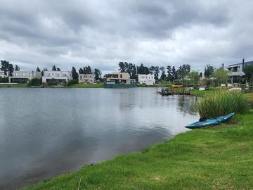 Venta Lote a La Laguna con gran espejo de agua en el Barrio Santa Ana-Villanueva