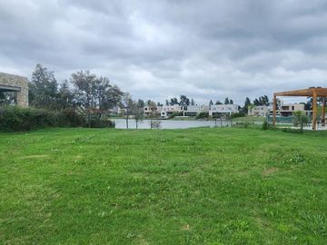 Venta Lote a La Laguna con gran espejo de agua en el Barrio Santa Ana-Villanueva