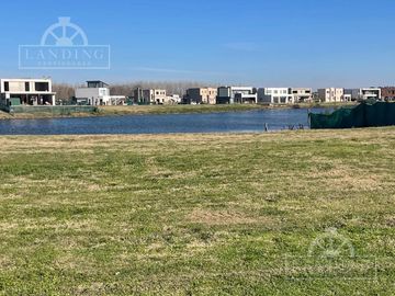 Venta Lote a La Laguna con gran espejo de agua en el Barrio Santa Ana-Villanueva