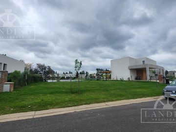 Venta Lote a La Laguna con gran espejo de agua en el Barrio Santa Ana-Villanueva