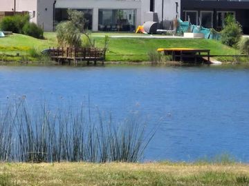 Venta Lote a La Laguna con gran espejo de agua en el Barrio Santa Ana-Villanueva