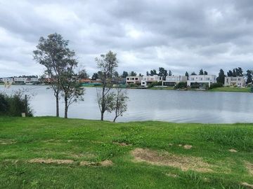 Venta Lote a La Laguna con gran espejo de agua en el Barrio Santa Ana-Villanueva