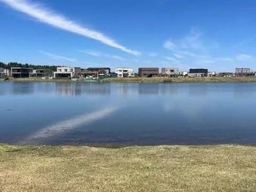 Venta Lote a La Laguna con gran espejo de agua en el Barrio Santa Ana-Villanueva