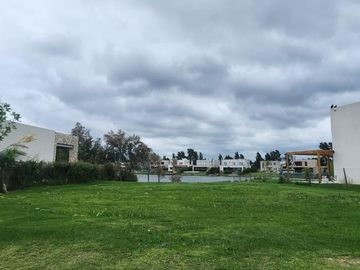 Venta Lote a La Laguna con gran espejo de agua en el Barrio Santa Ana-Villanueva