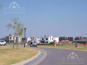 Venta Lote a La Laguna con gran espejo de agua en el Barrio Santa Ana-Villanueva