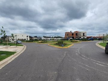 Venta Lote a La Laguna con gran espejo de agua en el Barrio Santa Ana-Villanueva