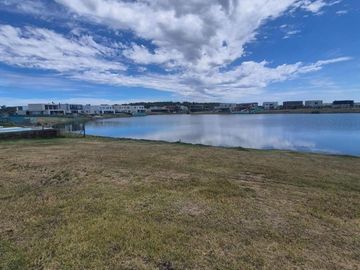 Venta Lote a La Laguna con gran espejo de agua en el Barrio Santa Ana-Villanueva