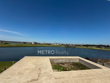 Casa en venta al lago con 5 habitaciones en suite en Los Puentes, Nordelta