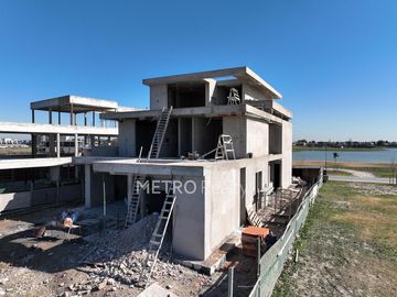 Casa en venta al lago con 5 habitaciones en suite en Los Puentes, Nordelta
