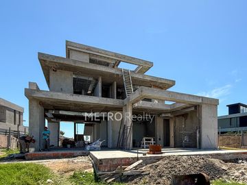 Casa en venta al lago con 5 habitaciones en suite en Los Puentes, Nordelta